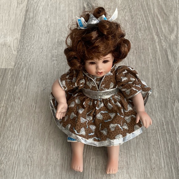 VTG Marie Osmond Hershey Kiss Tiny Tot Porcelain Doll - Picture 2 of 9